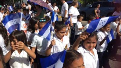 Los pequeños sampedranos con mucha alegría participaron esta mañana del desfile en el centro sampedrano.