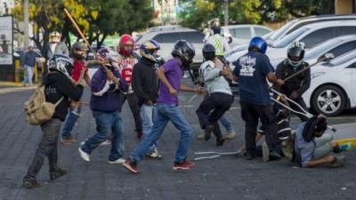 Varios miembros de las fuerzas antichoque del gobierno agredieron a una decena de personas durante las protestas en contra de las reformas del Instituto Nicaragüense de Seguridad Social (INSS).