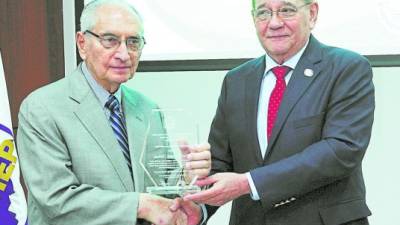 El empresario Emilio Larach recibió el reconocimiento de manos del titular de Fedecámara, Obdulio Hernández.