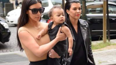 Kim Kardashian de paseo con North.