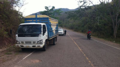 El camión sin la carga fue dejado abandonado en la carretera a Ceguaca.