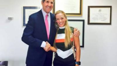 El secretario de Estado de EUA, John Kerry junto a Lilian Tintori, esposa de López.