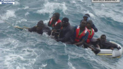 24/01/2013 Una de las dos pateras llegadas a la costa gaditana este jueves.Un total de 3.631 inmigrantes ha entrado en España a través de las costas de la Península y Baleares, en su mayoría por las andaluzas. La cifra representa el 95 por ciento del total y supone un descenso del 29 por ciento respecto al año anterior; mientras que a Canarias han llegado 173 personas, con una reducción del 50 por ciento respecto al año anterior, según ha anunciado el ministro del Interior, Jorge Fernández Díaz, en la presentación del balance de la inmigración irregular en España.POLITICA ANDALUCÍA ESPAÑA EUROPAEUROPA PRESS/SALVAMENTO MARÍTIMO