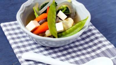 Acompañar la sopa con tofu o queso a su gusto.