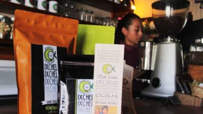 La cafetería Ixchel, ubicada en Copán Ruinas, distribuye las bolsas de café para los clientes nacionales y extranjeros.
