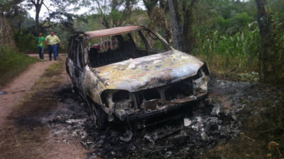 Este vehículo fue hallado quemado a seis kilómetros de la escena del crimen.