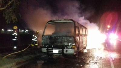 Elementos del Cuerpo de Bomberos llegaron al lugar pero el autobús ya había sido consumido totalmente por el fuego.