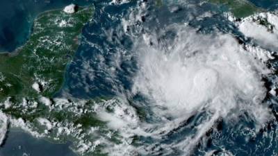 Las fuertes lluvias de Nana van a afectar al norte del litoral hondureño, antes de que la tormenta avance hacia Guatemala y Belice./AFP.