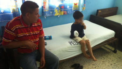 Pedro Tróchez cuida de su hijo en la sala de pediatría del hospital de Santa Bárbara.