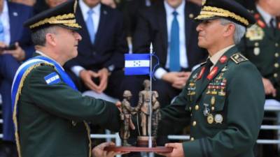 El general Tito Livio Moreno Coello entrega un reconocimiento al jefe del Estado Mayor Conjunto, René Orlando Ponce Fosenca, quien concluye su carrera militar el próximo 20 de diciembre.