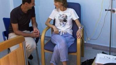El presidente sirio Bashar Al Asad, acompañó a su esposa, Asma, en el inicio de su tratamiento contra el cáncer./Twitter.