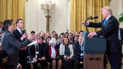 El presidente de los Estados Unidos, Donald J. Trump (d), habla con el reportero de la CNN Jim Acosta (i) durante una conferencia de prensa de ayer en la Casa Blanca en Washington. EFE
