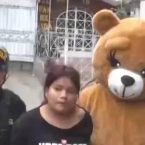 VIDEO: Policía se disfraza de oso y captura a vendedora de droga
