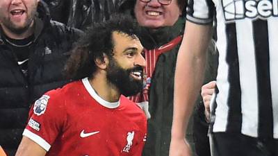 Mohamed Salah celebrando su gol en Anfield durante el Liverpool vs Newcastle.