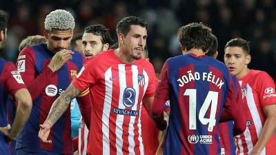 El Atlético de Madrid y el Barcelona se miden en un partido emocionante por la jornada 29 de la Liga Española.