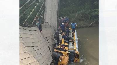 El bus cayó un par de metros a las aguas del río Chamelecón.