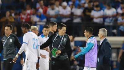 Futbolistas y cuerpo técnico de Honduras salieron cabizbajos tras la derrota ante Costa Rica.