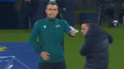 Xavi Hernández se descontroló por completo y vio la tarjeta roja en el duelo ante PSG.