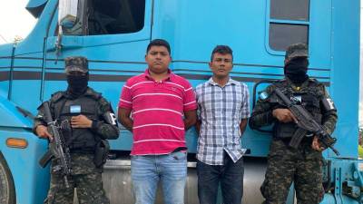 Policía en la detención de los dos hombres en Omoa, Cortés.