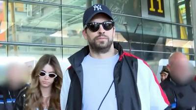 Gerard Piqué y su novia Clara Chía Martí fueron protagonistas de un turbio e intenso momento a su llegada al aeropuerto de Madrid, siendo escoltados y con agresividad, amedrentaron la seguridad a los medios.