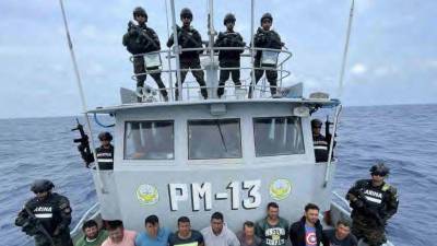 Momento de la detención de los tripulantes de la embarcación con las toneladas de cocaína.