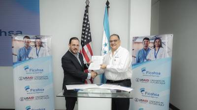 David Medina, subdirector del proyecto Creando mi futuro aquí de USAID junto a Luis Atala, vicepresidente ejecutivo de Grupo Financiero Ficohsa, durante la firma del memorándum.