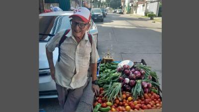 “El Tío” acompaña sus ventas con una sonrisa de oreja a oreja.