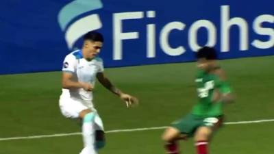 Así fue el caño que le tiró Luis Palma al mexicano Jorge Sánchez en el partido Honduras-México.