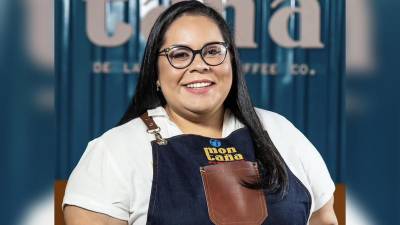 La representante hondureña Monserrath Morazán comparte una sonrisa de satisfacción tras su brillante actuación en el Mundial de Cafés en Chicago.