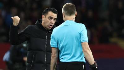 Xavi salió expulsado tras protestar en el duelo entre el Barcelona vs PSG en Champions.