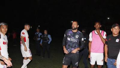 Jugadores del Olimpia terminaron molestos no se completó el juego ante UPN.