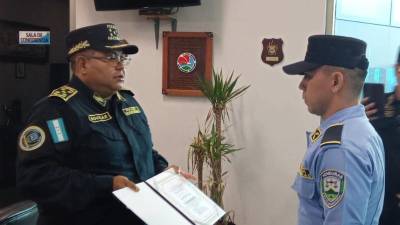 El director general de Policía Nacional, Juan Manuel Aguilar Godoy, entregó el reconocimiento a Alejandro Rivas.