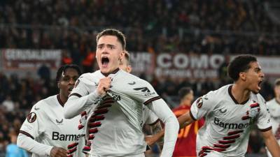 Jugadores del Leverkusen celebrando uno de los dos goles anotados ante la Roma.