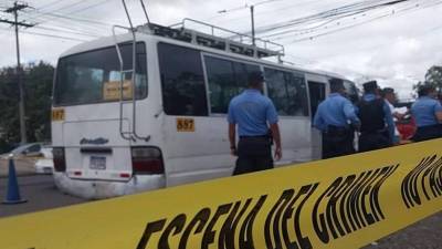 El cuerpo de Edwin Gustavo Reyes Amador quedó en el interio de esta unidad del transporte público.