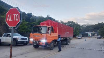 Autoridades policiales verifican que por paso por el puente Bailey sea ordenado en el punto fronterizo entre Honduras y Guatemala.