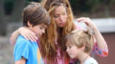 La cantante Shakira y sus hijos Milan y Sasha.