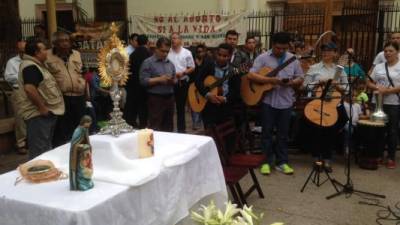 Católicos hondureños se manifiestan en los bajos del Congreso Nacional de Honduras previo a la sesión en donde se discutirá si se despenaliza el aborto.