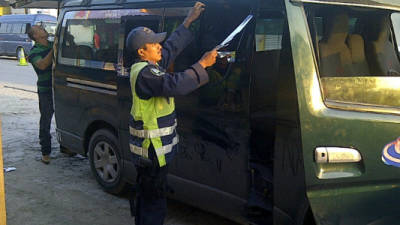 Los agentes quitaron el polarizado de los buses y luego los dejaron ir.