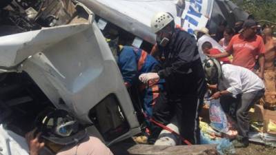 Cuerpos de Bomberos sacaron al conductor del camión que impactó con bus y pick-up.