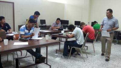 Los jóvenes que competirán están en proceso de inducción junto a sus maestros en la Universidad Pedagógica de San Pedro Sula.