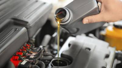 El experto recomienda revisar las indicaciones del fabricante del vehículo en cuanto al tipo y viscosidad del lubricante sintético que debemos usar.