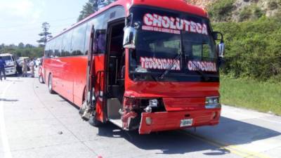 El conductor de moto impactó en la parte frontal del bus.