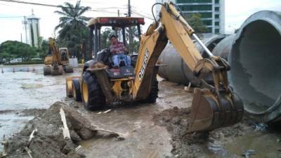 Personal de la alcaldía de San Pedro Sula limpiaba la zona afectada en la circunvalación tras el cese de la lluvia.