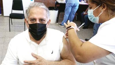 Inmunización. Las personas mayores de 50 años con más de cuatro meses de haberse aplicado lasdos dosis de la vacuna anticovid ya puden acudir por el refuerzo. fotos: José Cantarero.