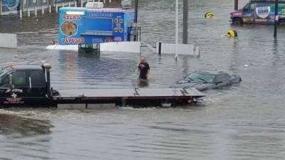 Las inundaciones que azotan la ciudad de Houston -la cuarta más poblada de Estados Unidos- y sus alrededores causaron la muerte de por lo menos cinco personas, según informaron las autoridades.