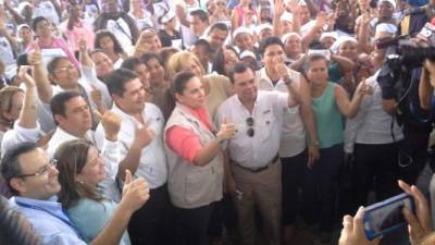 El presidente Juan Orlando Hernández y la primera dama Ana García al momento de inaugurar las microempresas.