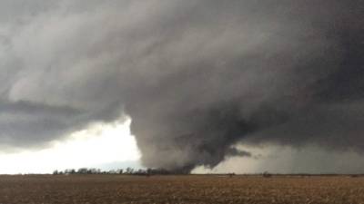 El devastador tornado tocó tierra y arrancó casas de sus cimientos en una pequeña comunidad del norte del estado de Illinois. Hay al menos un muerto y siete heridos. 'Nunca en mi vida vi algo como eso', admitió el jefe de bomberos.