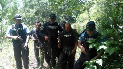 El funcionario de Hondutel al momento de ser rescatado.