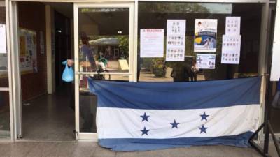 Una bandera de Honduras es puesta en la entrada del edificio administrativo de la Unah-VS.