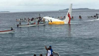Un avión de la compañía papuana Air Niugini cayó en una laguna costera de una isla de Micronesia (Pacífico Sur) tras saltarse la pista durante el aterrizaje, sin dejar víctimas.